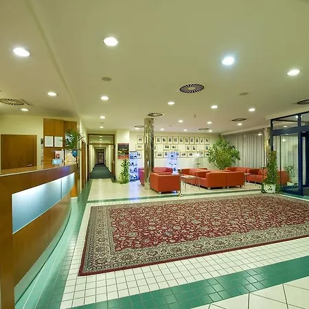 Ramada Airport מלון 4*