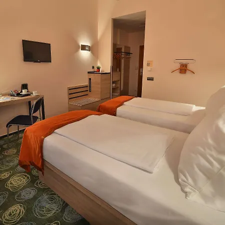 Ramada Airport Hotel 4*