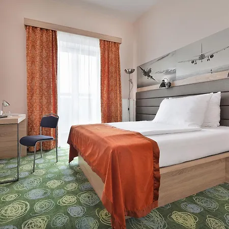 מלון Ramada Airport 4*