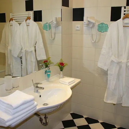 Ramada Airport Hotel 4*