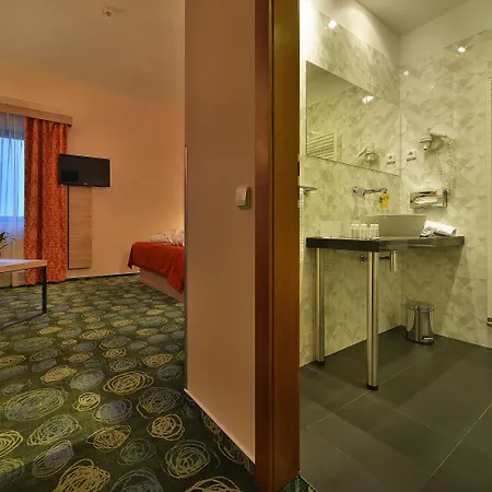 Ramada Airport Hotel 4*