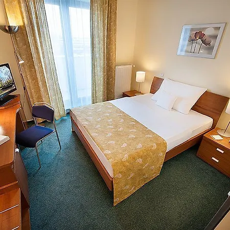 Ramada Airport 4* פראג