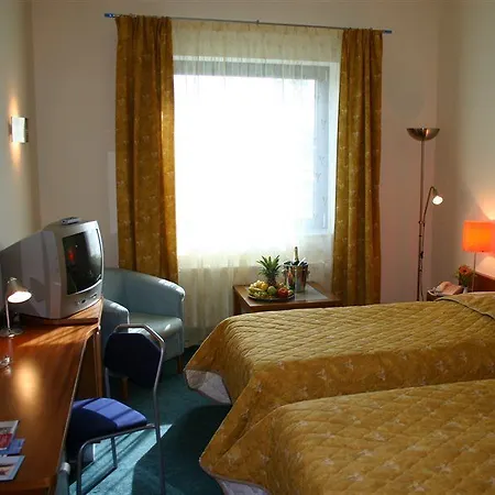 Ramada Airport Hotel 4*