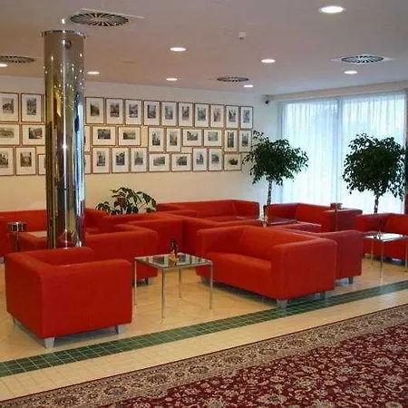 Ramada Airport מלון 4*