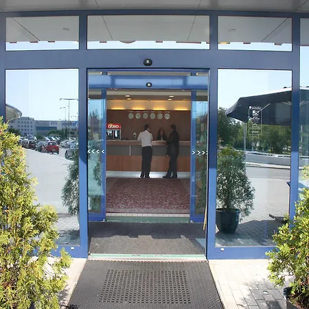 Ramada Airport מלון
