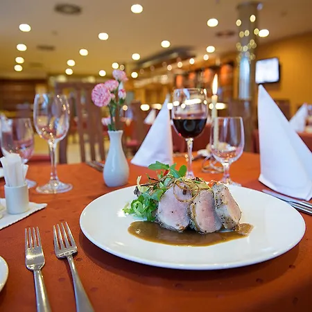 מלון Ramada Airport 4*