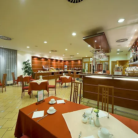 Ramada Airport מלון