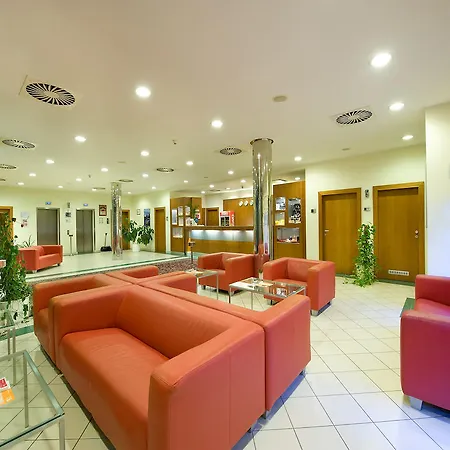 Ramada Airport מלון