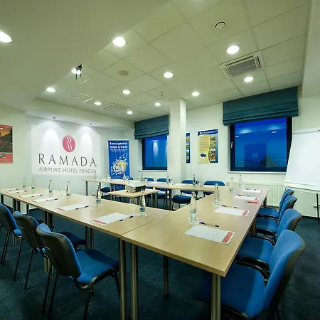 Ramada Airport מלון
