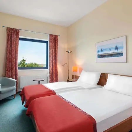 מלון Ramada Airport 4*
