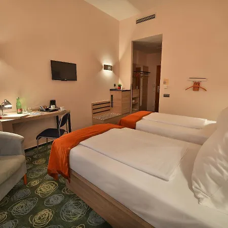 Ramada Airport מלון 4*