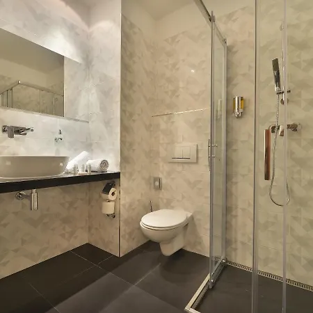 מלון Ramada Airport 4*
