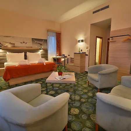 Ramada Airport מלון 4*