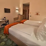 Ramada Airport Hotel 4*