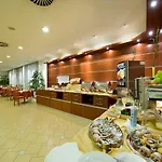 Ramada Airport Otel 4*