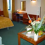 Ramada Airport Otel 4*
