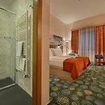 Otel Ramada Airport 4*