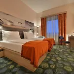 Otel Ramada Airport 4*