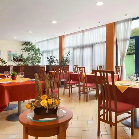 Ramada Airport Hotel 4*