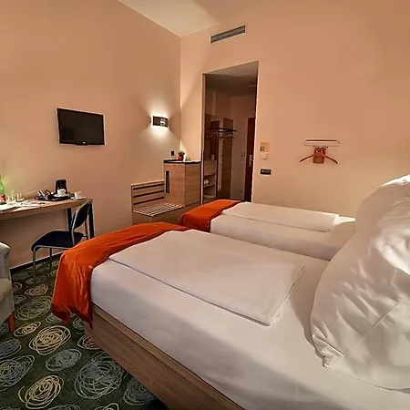 Hotel Ramada Airport 4*