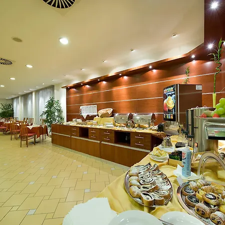 Ramada Airport Hotel 4*