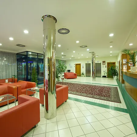 Ramada Airport 4* Prague