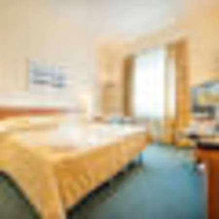 Отель Ramada Airport 4*
