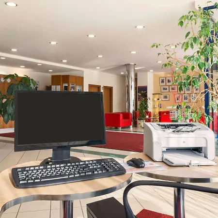 Отель Ramada Airport 4*