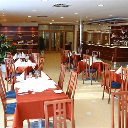 Ramada Airport Отель Прага