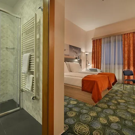 Отель Ramada Airport 4*