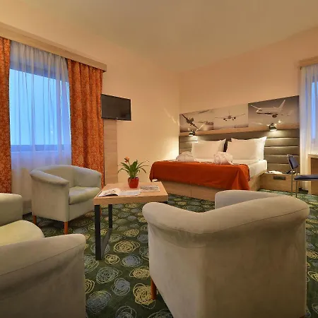Ramada Airport Отель Прага