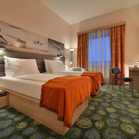 Отель Ramada Airport 4*